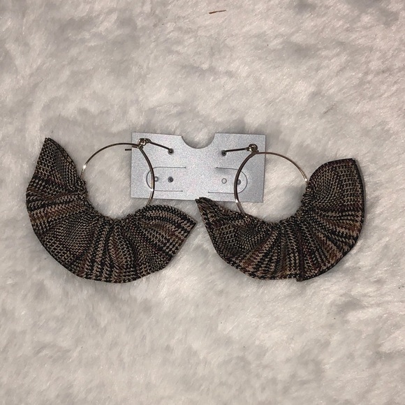 - Womens Brown Plaid Earrings. NEW. Breast Cancer Fundraiser. - Picture 1 of 3